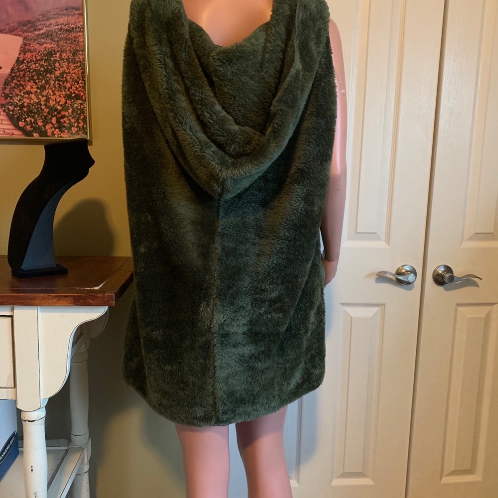 PRICE ⬇️ PLUS SZ Hunter Green Fur Open Hooded Vest - Picture 7 of 9